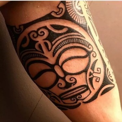  Tatouage maori, polynésien en zoom avec le tiki